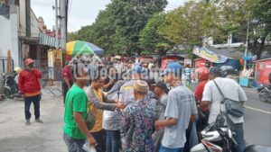 Sinergitas FRB, Bwi1tv dan Alumni SMPN 1Rogojampi, Terwujud Dalam Baksos Pembagian Takjil