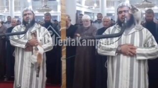 Imam Sholat Terawih, Tetap Khusuk Meski Ada Kucing Yang Memanjat Dirinya
