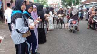 Ngabuburit, PMR SMPN 4 Tanggul Bagikan 500 Takjil Gratis