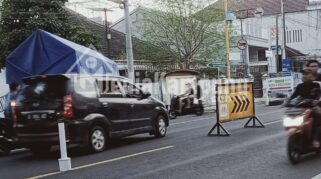 Perlancar Arus Mudik, Unit Lantas Pos KTL 905 Polsek Rogojampi Berikan Tiang Pembatas Jalan