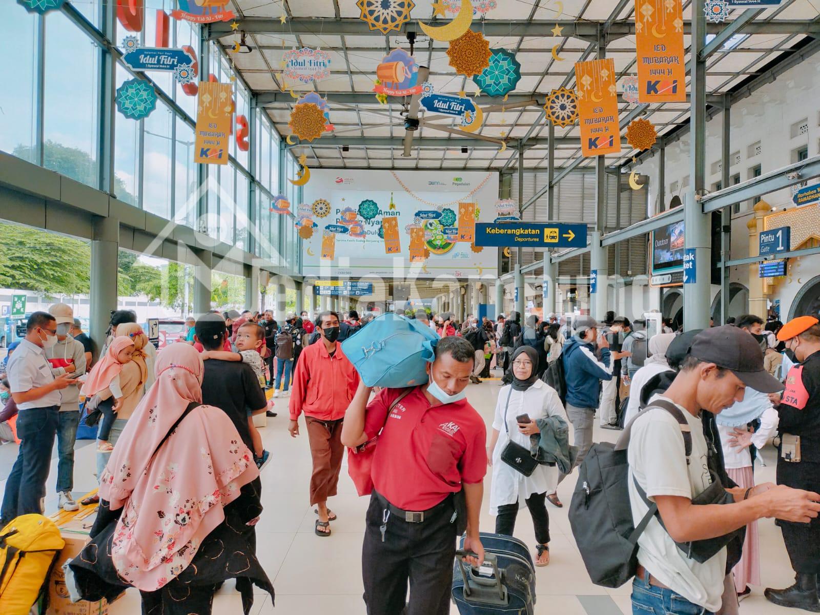 Ribuan Paket Takjil di Bagikan Oleh KAI Daop 1 Jakarta, Untuk Tingkatkan Layanan Di Masa Angkutan Lebaran 2023