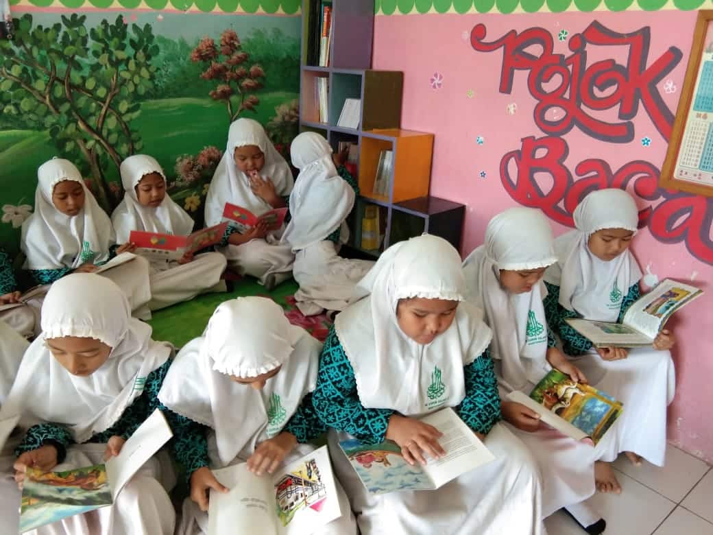 Siswi mi darun najah 2