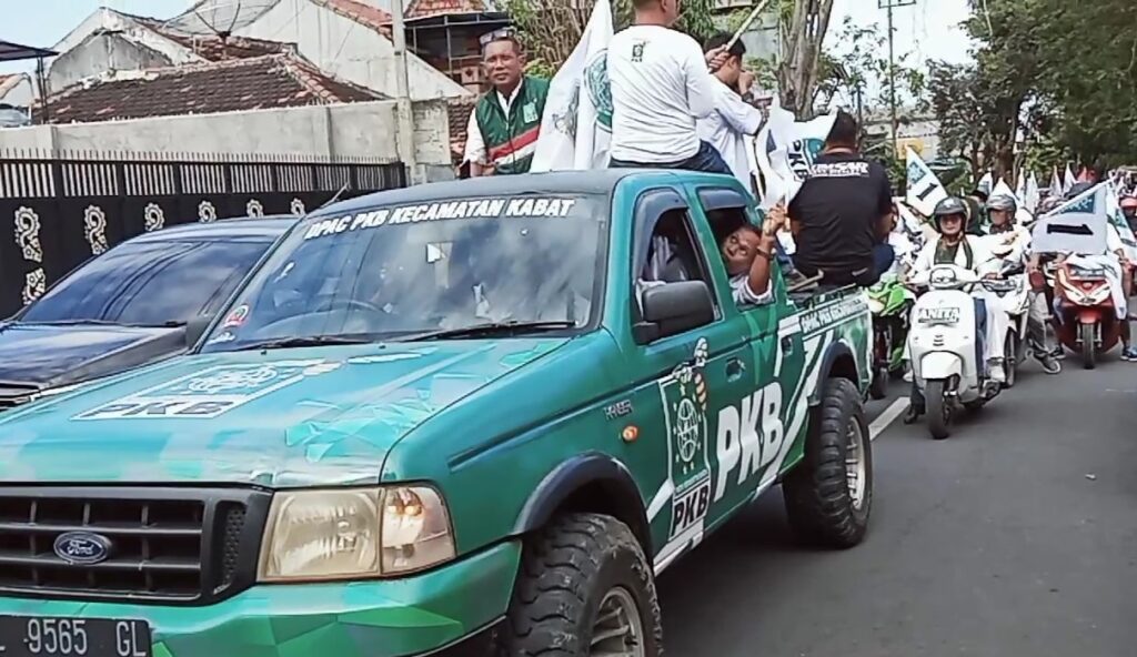 Iring-iringan pendukung PKB di KPU Banyuwangi