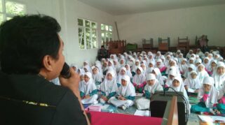 Pelatihan Literasi Menulis di MI Darun Najah II Banyuwangi