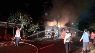 bus tiara mas terbakar di selemadeg - Tabanan Bali
