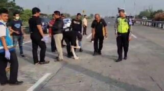 Tim Reskrim Polresta Sidoarjo olah TKP di Tol Sumo