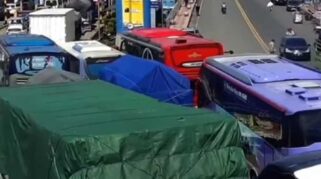 Antrian Panjang Masih Terlihat Di Area Pelabuhan Ketapang Banyuwangi di Banyuwangi