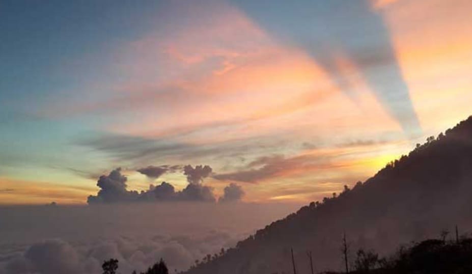 Fenomena Sunrise Puncak Gunung Ijen Banyuwangi