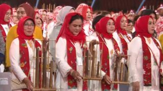 Pagelaran Angklung di Stadion Utama Gelora Bung Karno