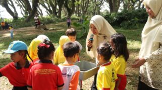 edukasi pengurai sampah organik dengan maggot