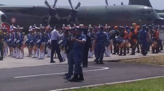 SEMARAK DIRGANTARA 2023, RIBUAN WARGA BANYUWANGI KAGUMI ATRAKSI UDARA DAN DRUMBAND AAU