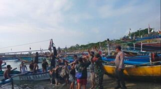 kapal nelayan dihantam ombak di pantai grajagan