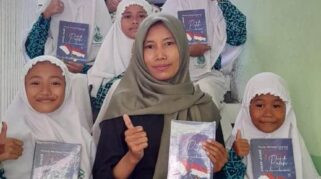 Siswi dan Guru MI Darun Najah II Banyuwangi