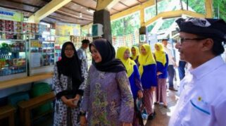 PLN UP3 Banyuwangi Bantu Puluhan Pelaku UMKM dengan Pemasangan Instalasi Listrik Gratis