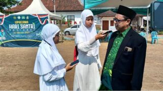 Siswi MI Darun Najah II Meliput dan Mewawancarai Upacara Hari Santri