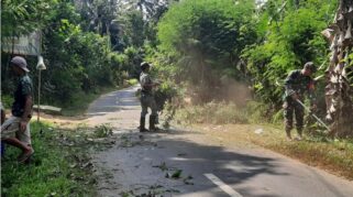Babinsa dan Warga Pasrujambe Gotong Royong Bersihkan Jalan untuk Lingkungan yang Lebih Baik