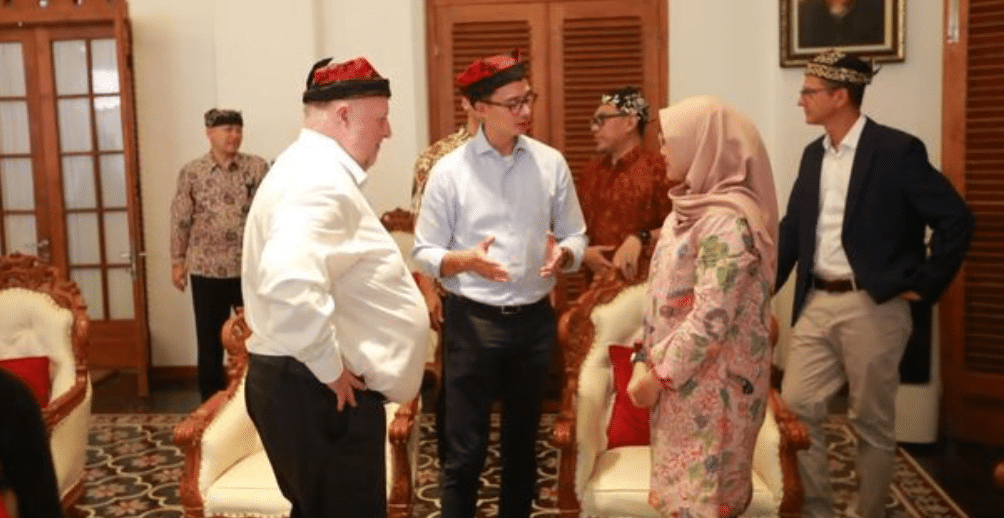 Bupati Ipuk saat berbincang dengan perwakilan Indonesia Solid Waste Association (InSWA).