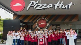 Pizza Hut Kupang Indah Gelar Acara Buka Puasa Bersama Anak Yatim Piatu