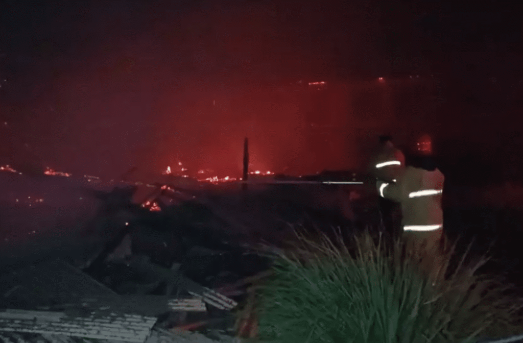 Proses evakuasi dan pemadaman api oleh Tim Damkar Banyuwangi