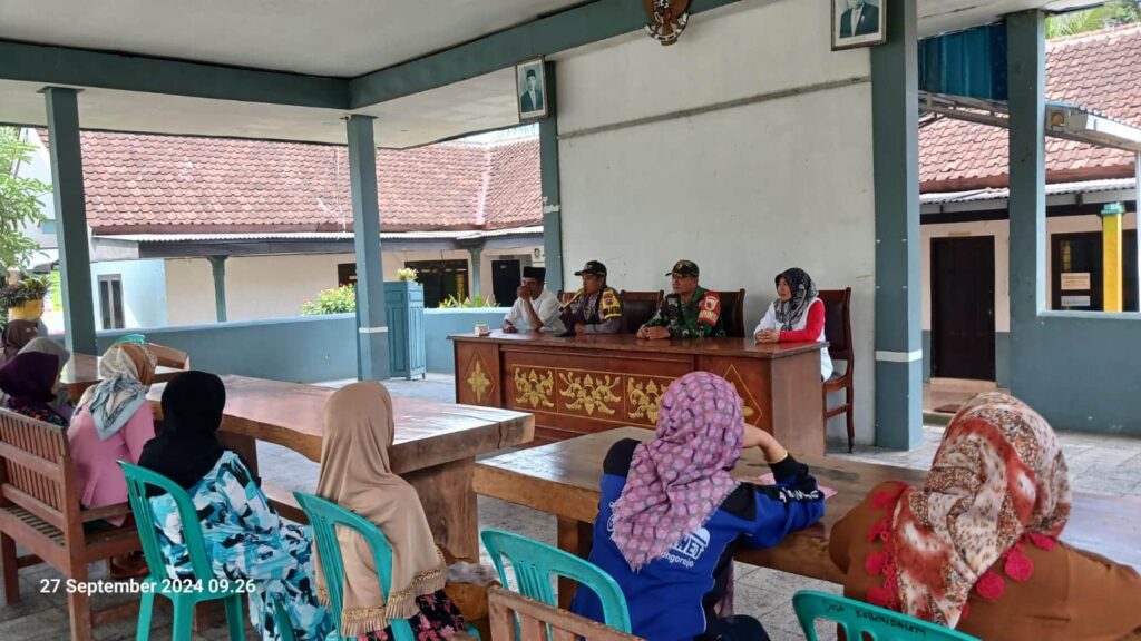 Foto istimewa : kegiatan penyaluran bantuan sosial BLT DD Desa Kebondalem, Bangorejo (R10/MediaKampungCom) Foto istimewa : kegiatan penyaluran bantuan sosial BLT DD Desa Kebondalem, Bangorejo (R10/MediaKampungCom)