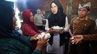 Bupati Banyuwangi Apresiasi Pemberdayaan Lansia di Industri Rumahan Desa Jambesari