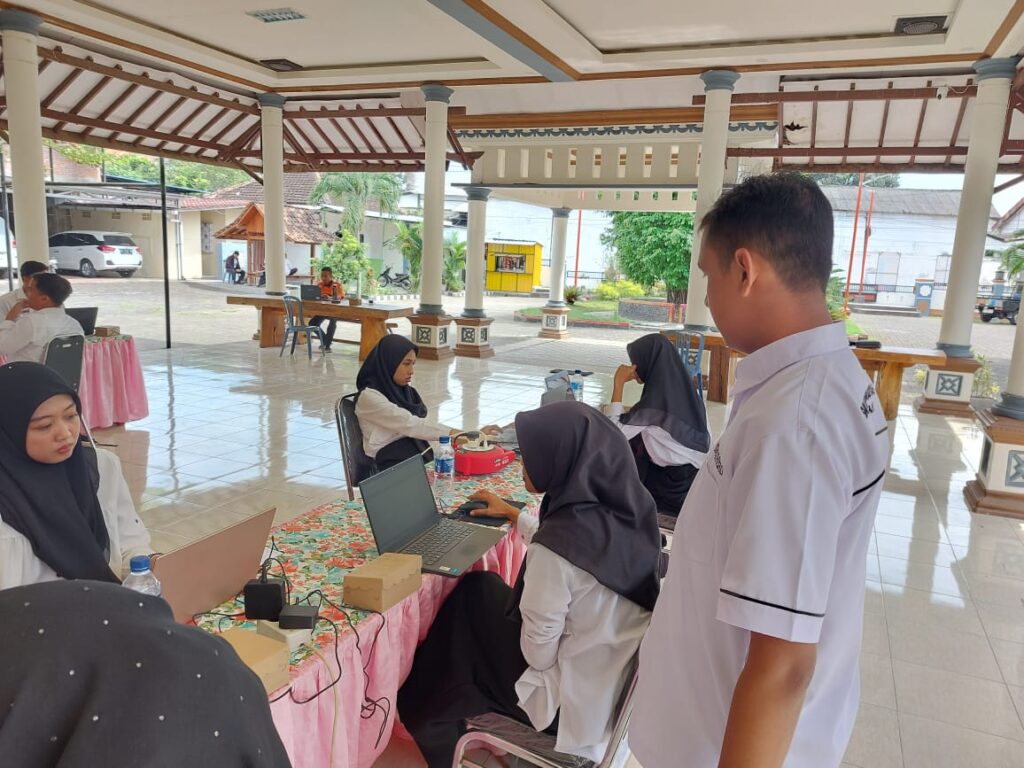 Tim IT SMK Muhammadiyah 6 Rogojampi (SMUHERO) Mendampingi Peserta Seleksi Perangkat Desa Gladag (REZ/HIL - MediaKampungCom)
