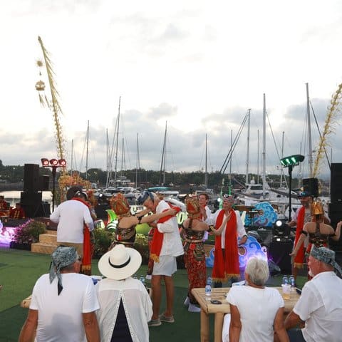 Yachter berinteraksi dengan penari Gandrung