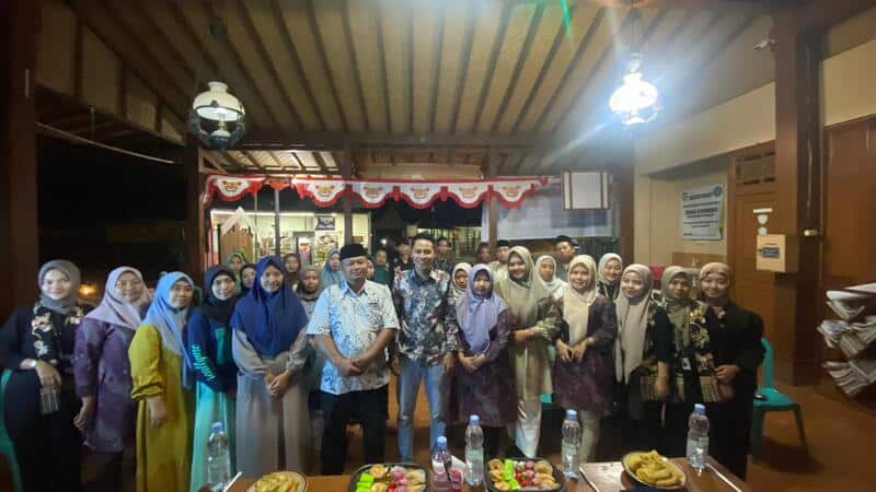 Mahasiswa PROMAHADESA bersama warga Desa Kemiren