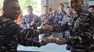 Danlanal Banyuwangi memberikan potongan tumpeng dalam acara tasyakuran Hari Kesehatan TNI AL 2024