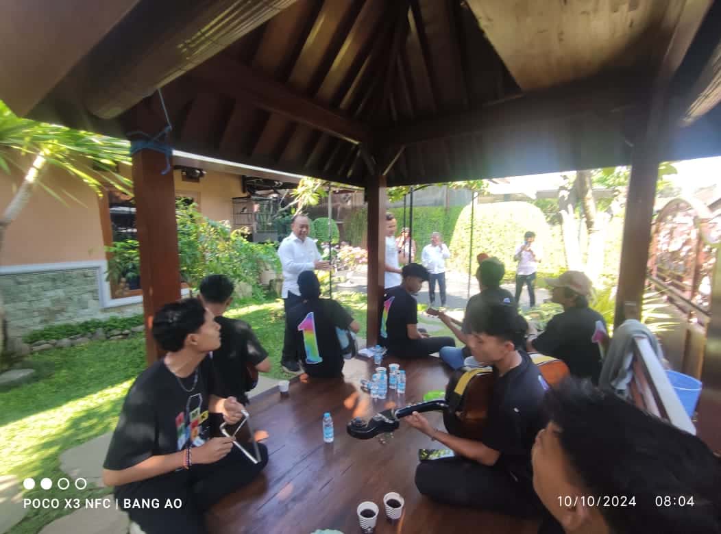 H. Mujiono bernyanyi bersama musisi jalanan dan relawan TTS.