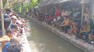 Gus Makki ikut lomba mancing di Banyuwangi.