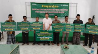 Perhutani Banyuwangi Selatan serahkan bantuan TJSL untuk pendidikan.