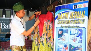 Warga Binaan Lapas Banyuwangi mempersiapkan Batik Jeruji untuk dipamerkan di BBF 2024.