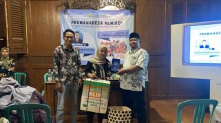 Mahasiswa PROMAHADESA memberikan penghargaan kepada warga Desa Kemiren.