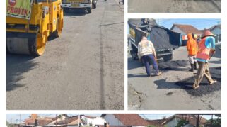 Suasana perbaikan jalan di Desa Singolatren, Banyuwangi.