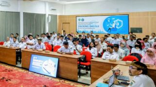 Para peserta "Hacking Day 5.0" di Banyuwangi mendengarkan materi tentang keamanan siber.