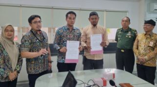 Penandatanganan kontrak pengerjaan Pasar Induk Banyuwangi dan Asrama Inggrisan oleh Kementerian PUPR. (Foto: Humaskab).