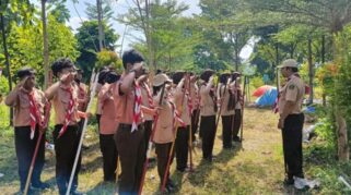 Anggota Pramuka melakukan penghormatan dalam kegiatan Dianpinsat.