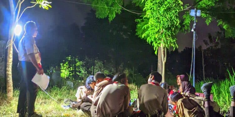 Anggota Pramuka belajar menulis di Dianpinsat.