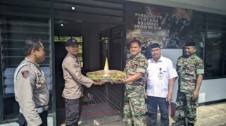 Penyerahan tumpeng dalam perayaan HUT ke-79 TNI