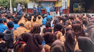 Siswa SMPN 3 Rogojampi mengikuti sosialisasi tentang sampah