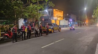 Polisi berpatroli di Jalan Ahmad Yani Banyuwangi.