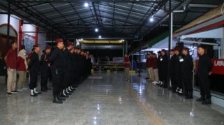 Petugas lapas Banyuwangi berbaris sebelum melakukan sidak