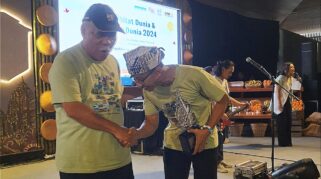 Pj. Sekda Banyuwangi menerima penghargaan Penyelenggaraan Air Minum Aman dari Menteri PUPR.