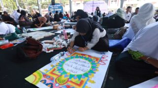 Seorang siswi mengikuti lomba kaligrafi di Festival Anak Sholeh Banyuwangi.