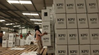 Petugas KPU Banyuwangi menyiapkan logistik Pilkada 2024.