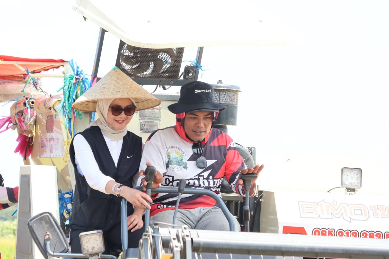 Febby Novita mengendarai combine harvester di Program Mitra Tani