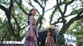 Seorang model cilik mengenakan busana batik "Jenon" di Banyuwangi Batik Festival 2024.