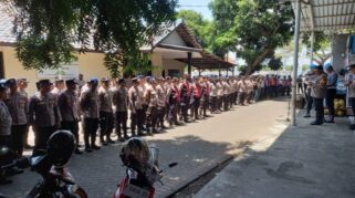 Personel Polri Polresta Banyuwangi berbaris siap menjalankan tugas pengamanan