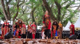 Model dan penari "Jaranan Buto" di Banyuwangi Batik Festival